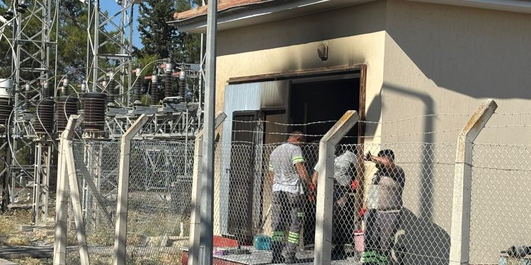 Güneşköy Trafo Merkezi’nde temizlik, arızalı kısımların ayrılması ve sistemin yeniden devreye sokulması çalışmaları yapılıyor