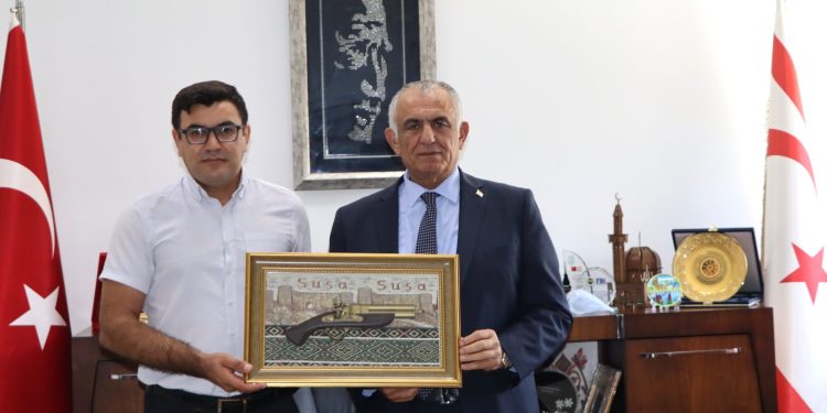 Bakan Çavuşoğlu, Kıbrıs -Azerbaycan Diaspora Merkezi Yönetim Kurulu Başkanı Dinyev’i kabul etti