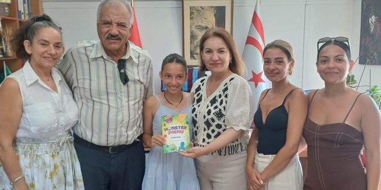 Şair Esen Şafak ve ailesi, Şirin Zaimağaoğlu’na Monster Poetry isimli kitabı takdim etti