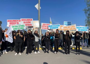 Lefke Gazi Lisesi velileri ve öğrencileri Başbakanlık önünde eylem yaptı