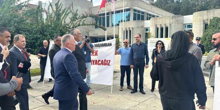 Öğretmen sendikalarından AKM önünde eylem