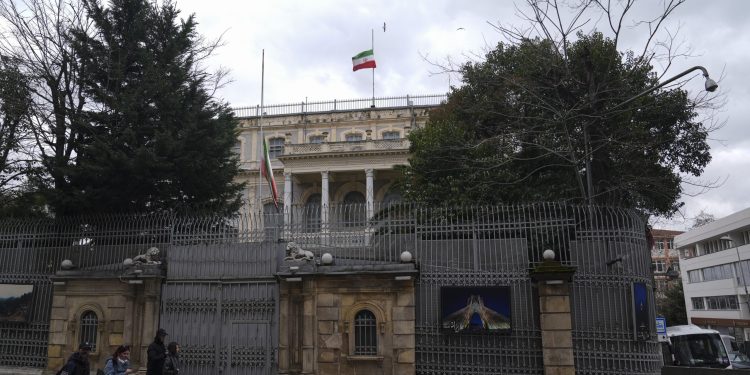 İran’ın İstanbul Başkonsolosluğunda bayraklar yarıya indirildi