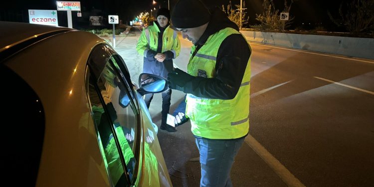 Trafik denetimlerinde 380 sürücü rapor edildi