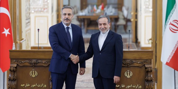 Türkiye Dışişleri Bakanı Fidan, İranlı mevkidaşı Erakçi ile telefonda görüştü