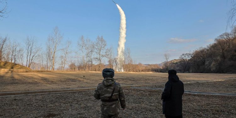 Güney Kore ve Japonya, Kuzey Kore’nin balistik füze fırlattığını bildirdi