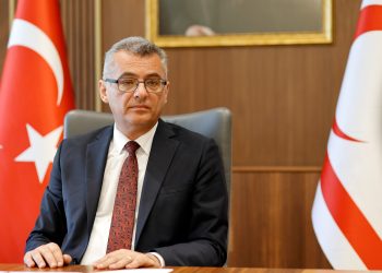 Mesleklerini büyük bir özveriyle icra eden tüm hekimleri, sağlık çalışanlarını yürekten kutluyorum