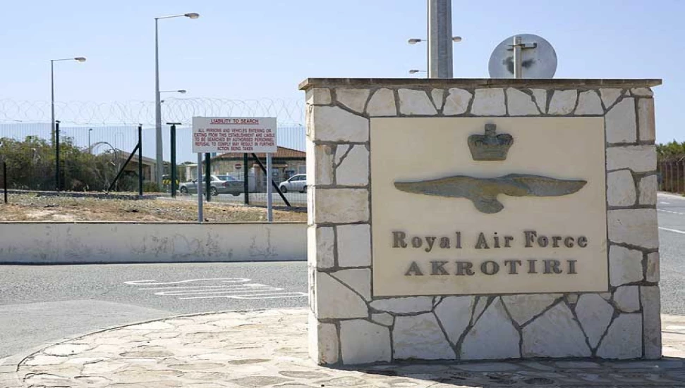 İngiliz üssü personeli, Ağrotur’dan ayrılmak isteyen ailelere yardım ediyor