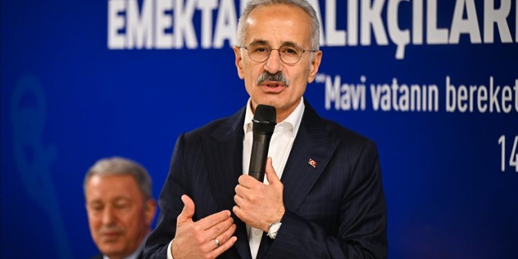 Hürmüz Boğazı’nda 15 Türk sahipli gemi var