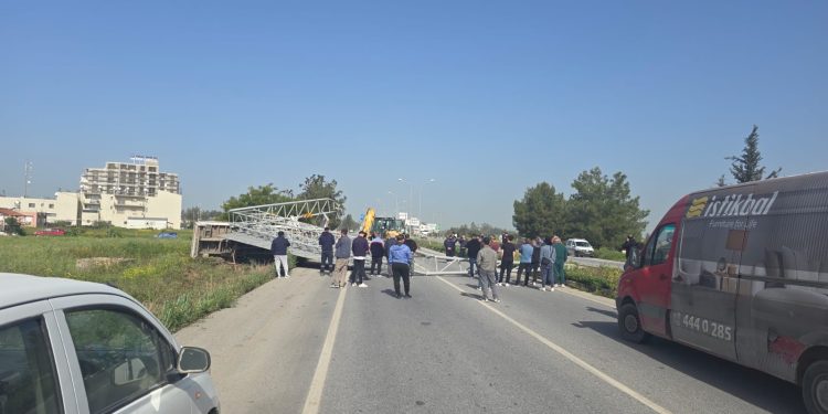 Dörtyol’daki kaza… Büyük trafik levhası yola devrildi