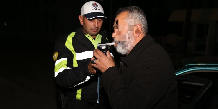 Trafikte denetim…2 bin 298 sürücüye yasal işlem yapılırken 219 araç da trafikten men edildi