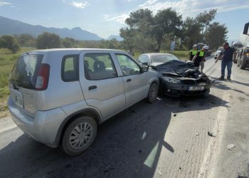 Arapköy girişinde iki araç kafa kafaya çarpıştı