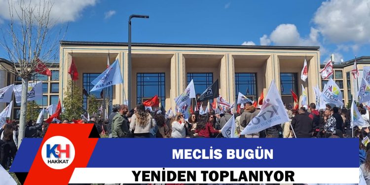 Grev Sürüyor, Meclis Toplanıyor