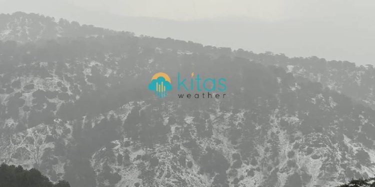 Yoğun dolu yağışı Trodos’u beyaza bürüdü