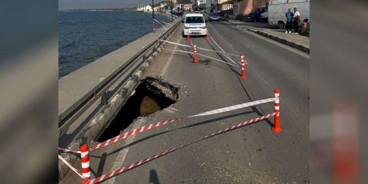 Polisten uyarı: Gemikonağı’nda yol çöktü