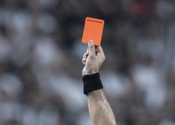 Ağzını kapatarak ayrımcılık yapan futbolcuya kırmızı kart