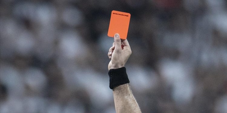 Ağzını kapatarak ayrımcılık yapan futbolcuya kırmızı kart