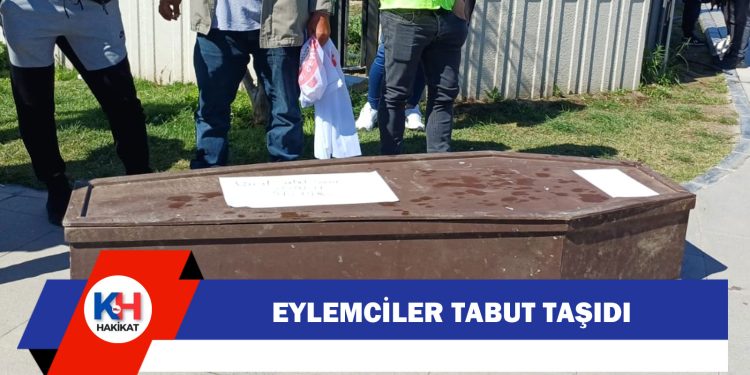 Eylemciler, hükümetin tabutunu kaldırdı!