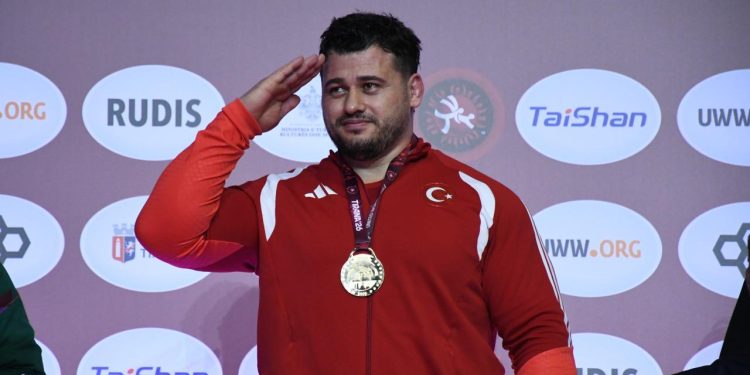 Rıza Kayaalp tarih yazdı