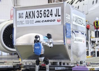Japonya’da havalimanında bavullar insansı robotlara emanet