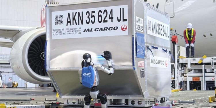 Japonya’da havalimanında bavullar insansı robotlara emanet