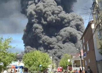 Rusya’nın Tuapse kentindeki petrol rafinerisinde yangın söndürme çalışmaları sürüyor