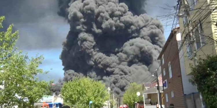 Rusya’nın Tuapse kentindeki petrol rafinerisinde yangın söndürme çalışmaları sürüyor