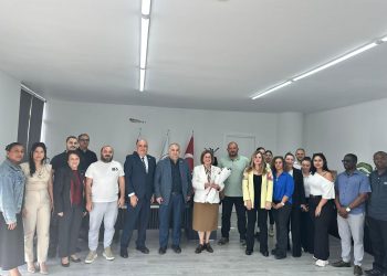 Dr. Tomris Mahirel’e yılın annesi ödülü verildi