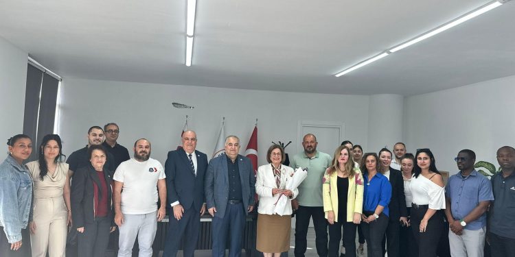 Dr. Tomris Mahirel’e yılın annesi ödülü verildi