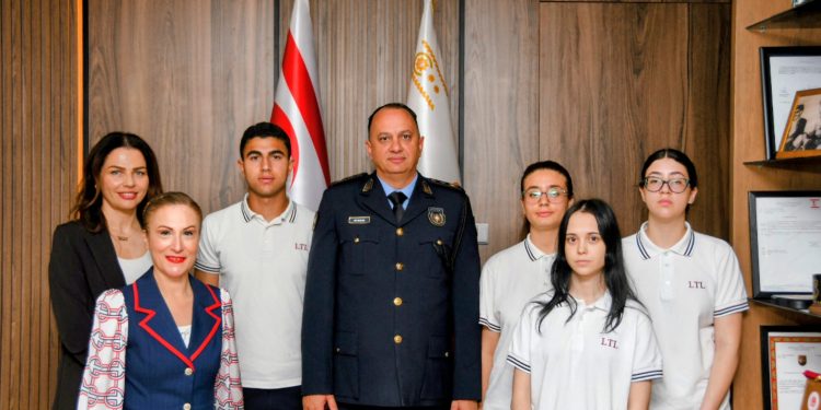 Polis Genel Müdürü Adalıer Lefkoşa Türk Lisesi öğrencilerini kabul etti