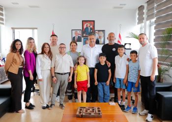 Uluçay, mahallelerinde çevre temizliği yapan çocuklara teşekkür etti