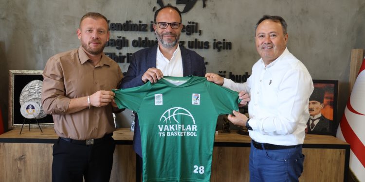 Sadıkoğlu, KKTC Vakıflar Tekerlekli Sandalye Basketbol Takımı’nı kabul etti