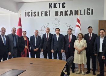 Oğuz, bakanlık merkezinde ve bağlı dairelerde görev yapan personelle bayramlaştı
