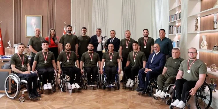 Cumhurbaşkanı Erhürman, Vakıflar Tekerlekli Sandalye Basketbol Takımı’nı kabul etti