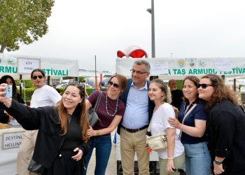 Cumhurbaşkanı Erhürman, 8. Karşıyaka Taş Armudu Festivali’ne katıldı