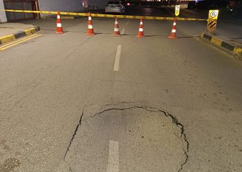 Sürücülerin dikkatine: Atatürk Caddesi’nde yol çöktü