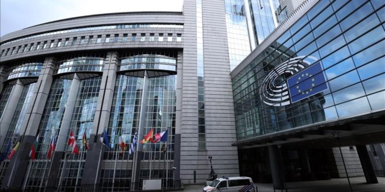AB: Suriye’nin İçişleri ve Savunma bakanlarına yönelik yaptırımları kaldırma kararı aldık