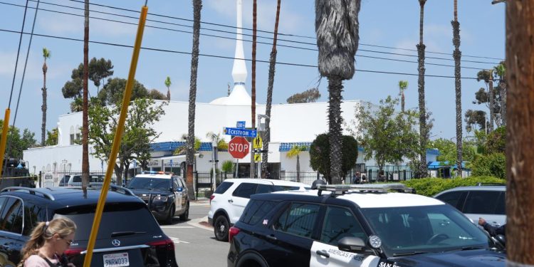 San Diego İslam Merkezi saldırısında hayatını kaybedenler için cenaze töreni düzenledi