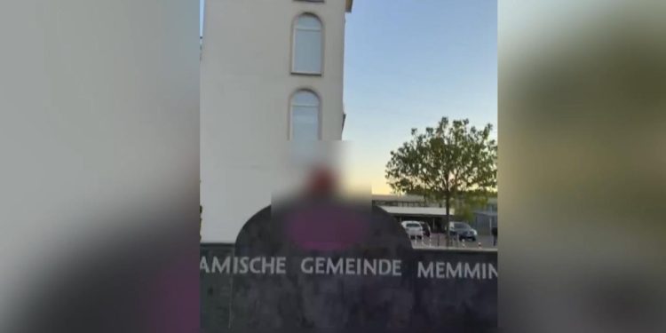 Almanya’da caminin duvarı tahrip edildi ve girişine domuz başı bırakıldı