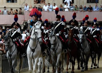 İtalya’da resmi geçit törenine katılacak süvari birliğinin atları kaçtı