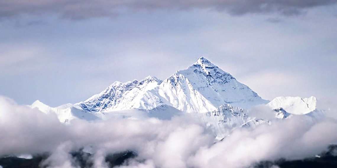 Everest’in zirvesine tek günde rekor sayıda dağcı ulaştı