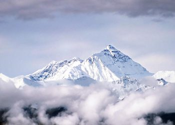 Everest’in zirvesine tek günde rekor sayıda dağcı ulaştı
