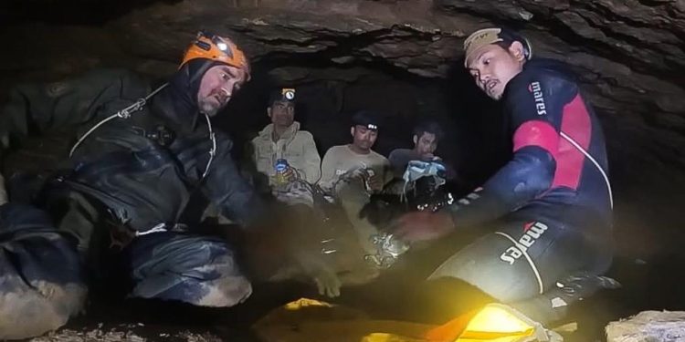 Laos’ta mağara mucizesi: Mahsur kalan madenciler kendi imkanlarıyla kurtuldu