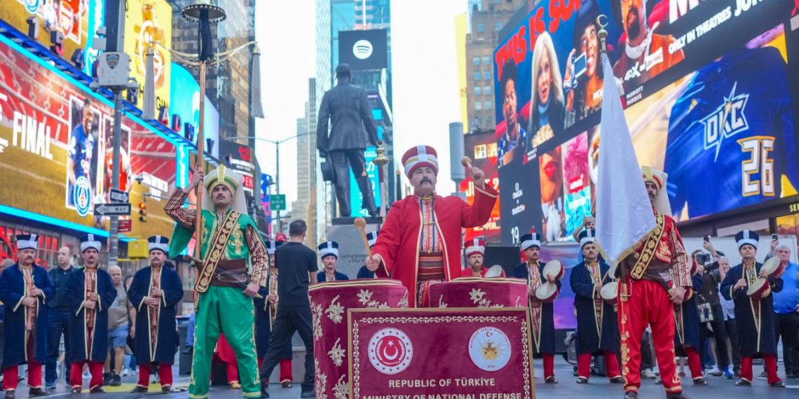 Milli Savunma Bakanlığı Mehteran Birliği Times Meydanı’nda performans sergiledi