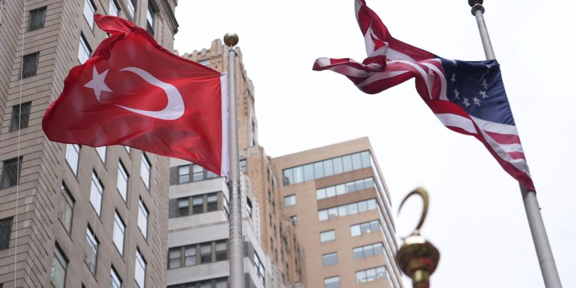 New York’ta 43. Türk Günü Yürüyüşü için bayrak çekme töreni düzenlendi