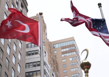 New York’ta 43. Türk Günü Yürüyüşü için bayrak çekme töreni düzenlendi