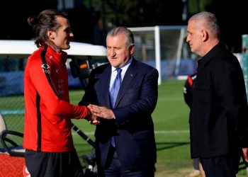 Bakan Bak’tan A Milli Futbol Takımı’na ziyaret