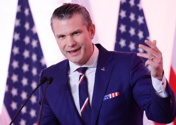Hegseth, İran’la savaşın onaysız devam edebileceğini savundu