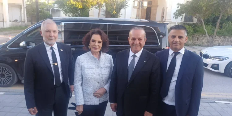 Ataoğlu, sinema sanatçısı Hülya Koçyiğit ile bir araya geldi