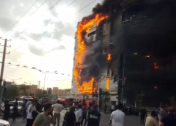 Tahran’da bir alışveriş merkezinde yangın çıktı
