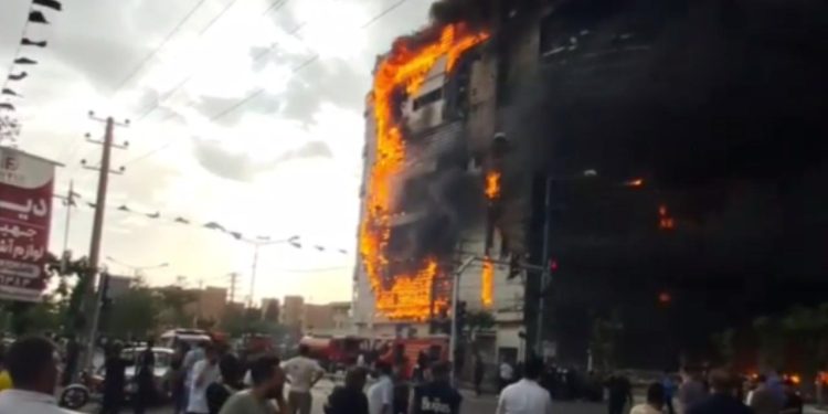 Tahran’da bir alışveriş merkezinde yangın çıktı